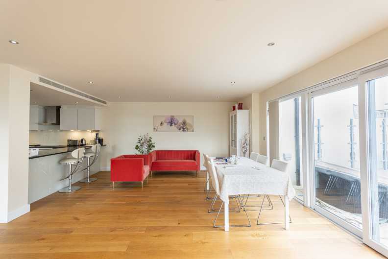 3 bedrooms apartments/flats to sale in Cavendish House, 6 Boulevard Drive, London-image 1