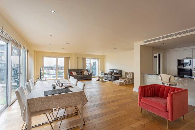 3 bedrooms apartments/flats to sale in Cavendish House, 6 Boulevard Drive, London-image 22
