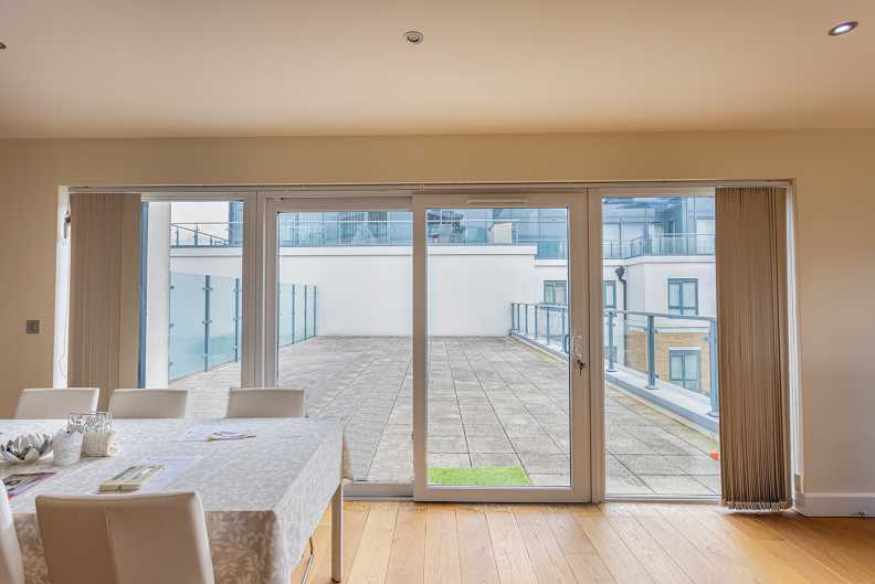 3 bedrooms apartments/flats to sale in Cavendish House, 6 Boulevard Drive, London-image 23