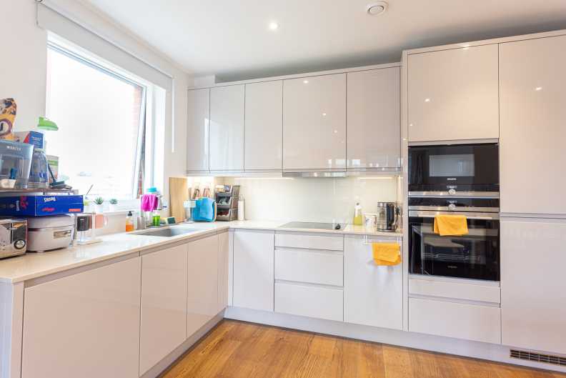 2 bedrooms apartments/flats to sale in Lismore Boulevard, Colindale, London-image 15