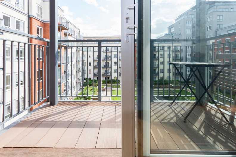 Studio apartments/flats to sale in Commander Avenue, Colindale, London-image 4