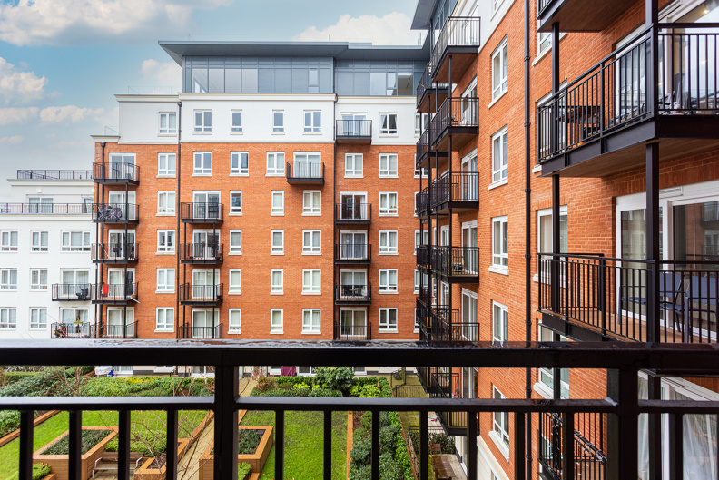 1 bedroom apartments/flats to sale in Beaufort Square, London-image 9