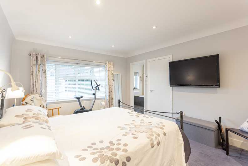 4 bedrooms houses to sale in Hale Lane, Mill Hill-image 19
