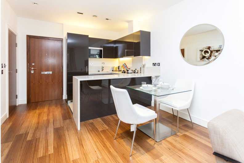 1 bedroom apartments/flats to sale in Dickens Yard, Longfield Avenue, Ealing-image 4