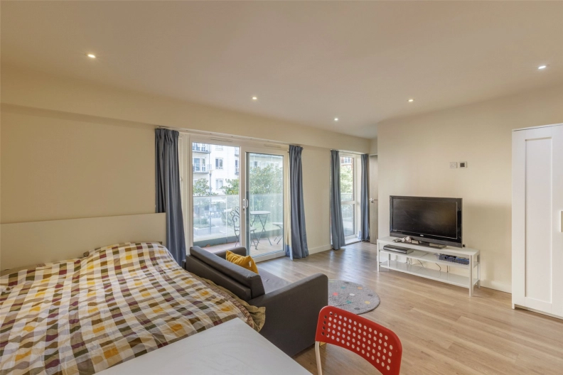 Studio apartments/flats to sale in Carleton House, 20 Boulevard Drive, Beaufort Park-image 3
