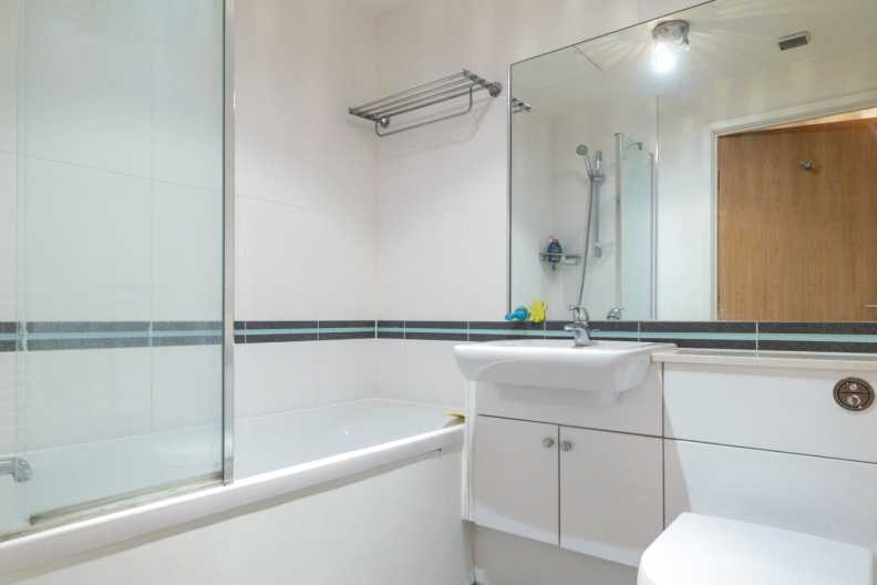 2 bedrooms apartments/flats to sale in Heritage Avenue, Colindale-image 6