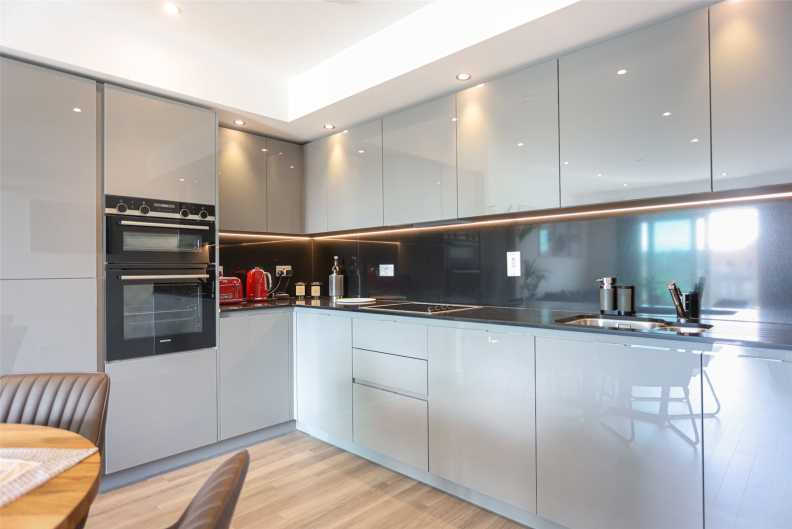 2 bedrooms apartments/flats to sale in Lismore Boulevard, Colindale-image 10