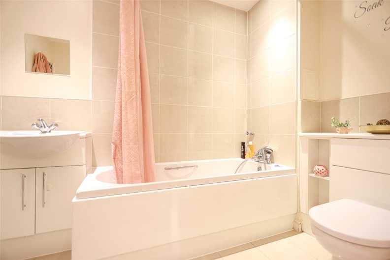 2 bedrooms apartments/flats to sale in Mannock Close, Colindale-image 7