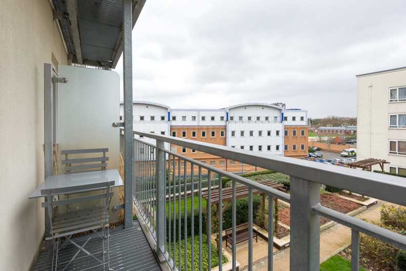 Studio apartments/flats to sale in Boulevard Drive, London-image 7
