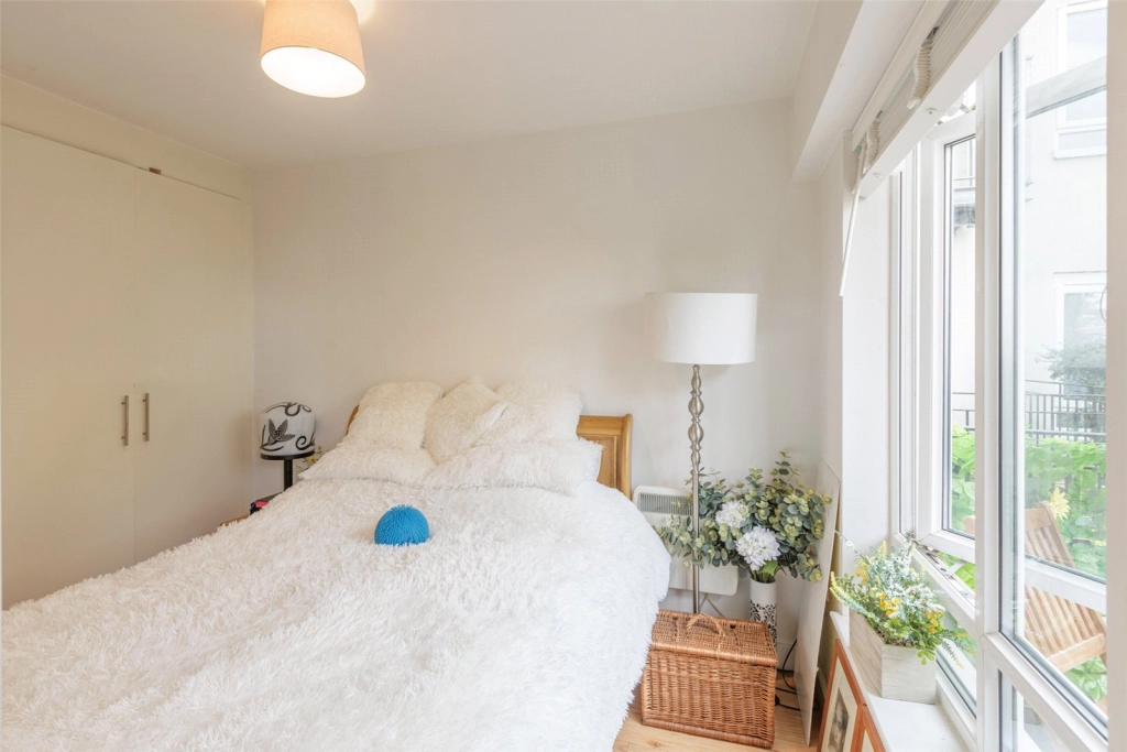 1 bedroom apartments/flats for sale in Boulevard Drive, Beaufort Park, Colindale - NW9 view 4