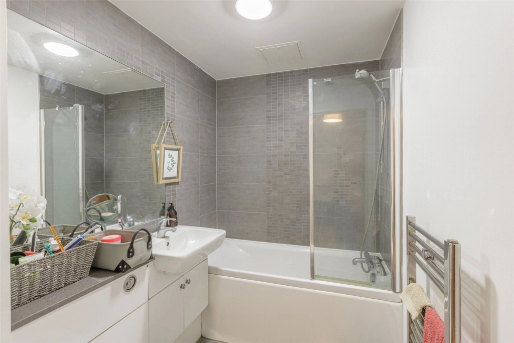 1 bedroom apartments/flats for sale in Boulevard Drive, Beaufort Park, Colindale - NW9 view 6