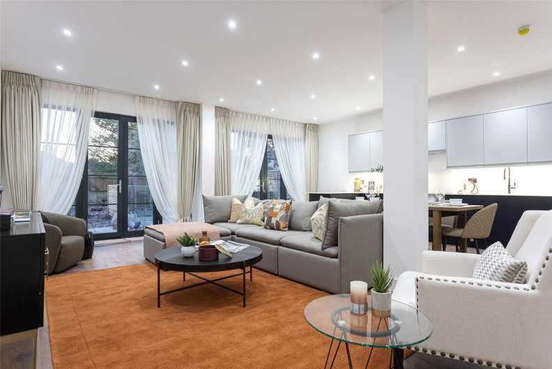 4 bedrooms apartments/flats to sale in Hillcrest Road, Ealing-image 2