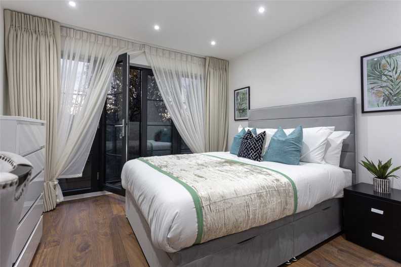 4 bedrooms apartments/flats to sale in Hillcrest Road, London-image 4
