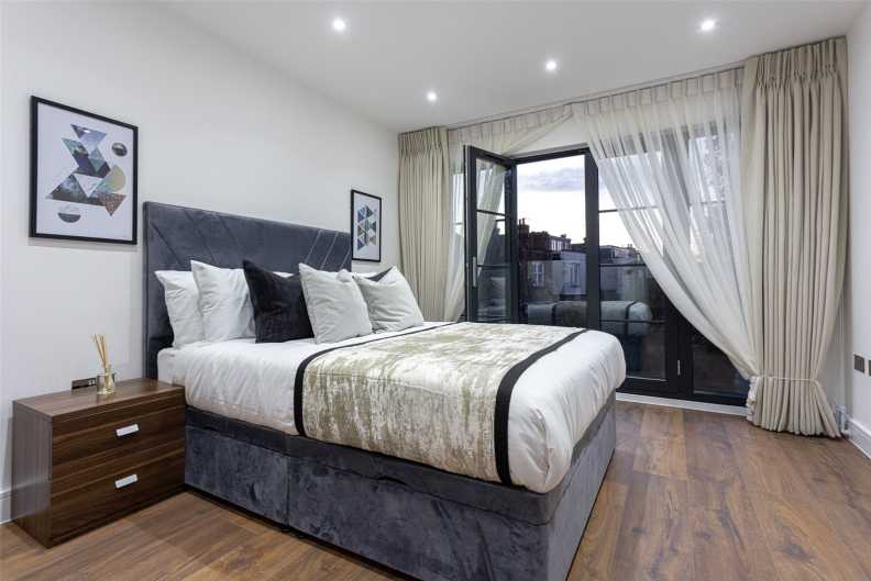 4 bedrooms apartments/flats to sale in Hillcrest Road, London-image 5