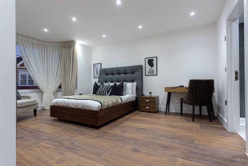 4 bedrooms apartments/flats to sale in Hillcrest Road, London-image 7