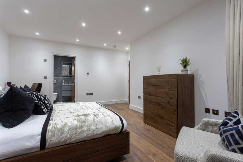 4 bedrooms apartments/flats to sale in Hillcrest Road, London-image 25