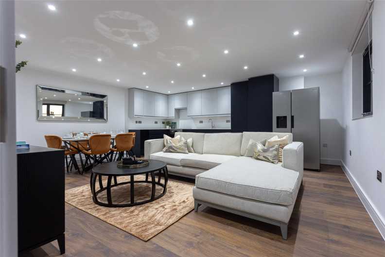 4 bedrooms apartments/flats to sale in Hillcrest Road, London-image 2