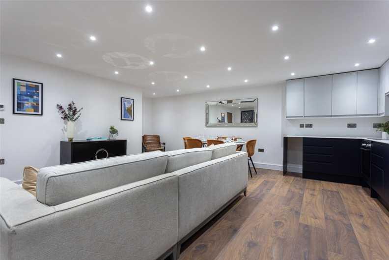 4 bedrooms apartments/flats to sale in Hillcrest Road, London-image 13