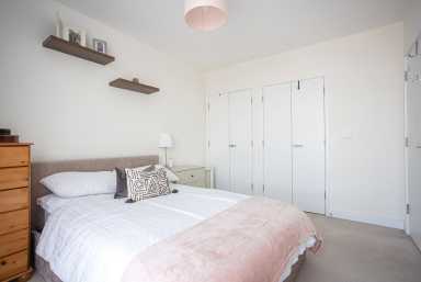 Bristol Avenue, Colindale - NW9 view 3