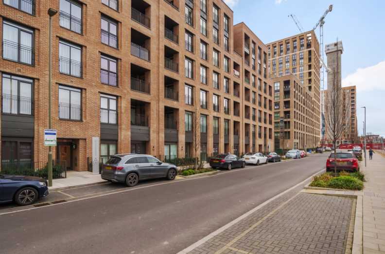 3 bedrooms apartments/flats for sale in Lismore Boulevard, Colindale Garden, Colindale - NW9 view 24