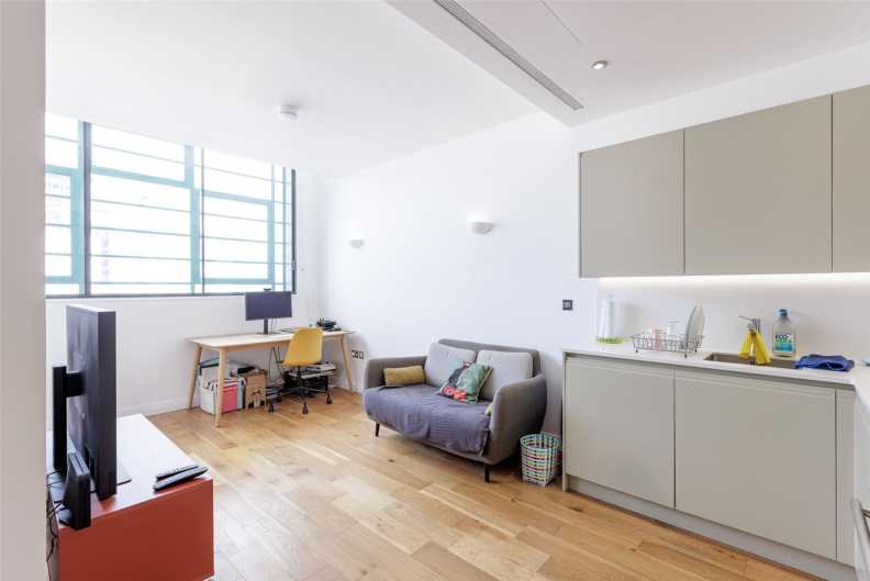 1 bedroom flat for Sale in Western Avenue, Perivale, Greenford, UB6, London