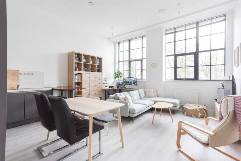 1 bedroom flat for Sale in Carnation Gardens, Hayes, UB3, London