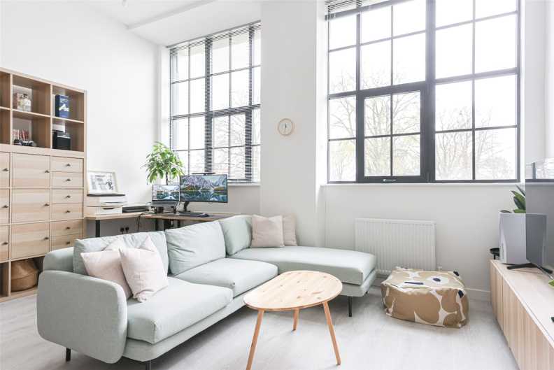 1 bedroom flat for Sale in Carnation Gardens, Hayes, UB3, London