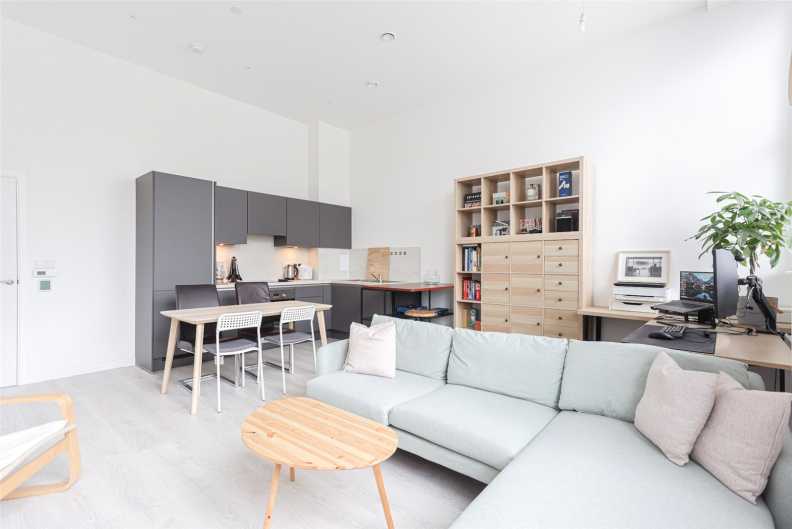 1 bedroom flat for Sale in Carnation Gardens, Hayes, UB3, London