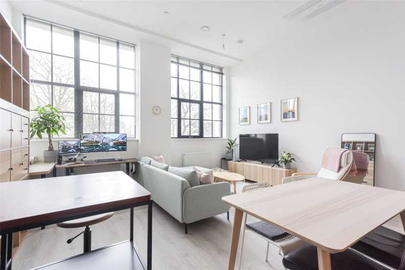 1 bedroom flat for Sale in Carnation Gardens, Hayes, UB3, London