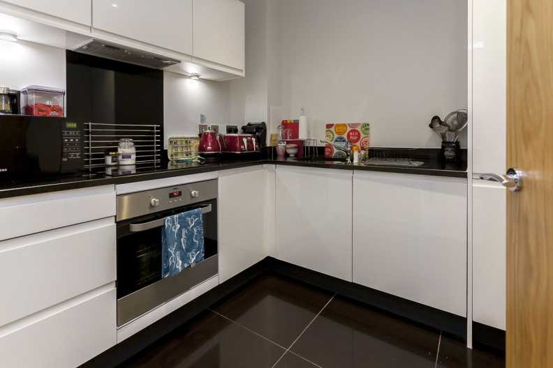 1 bedroom apartments/flats to sale in Observer Close, Colindale-image 4