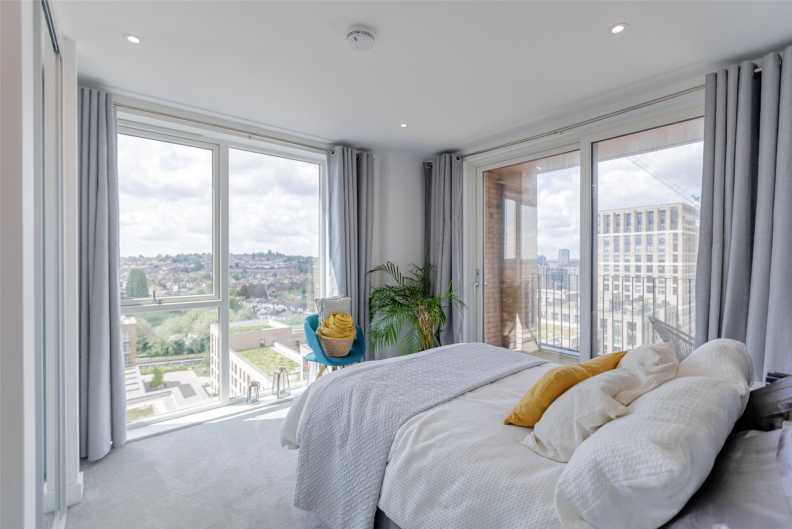 2 bedrooms apartments/flats for sale in Lismore Boulevard, Colindale Gardens, Colindale - NW9 view 3