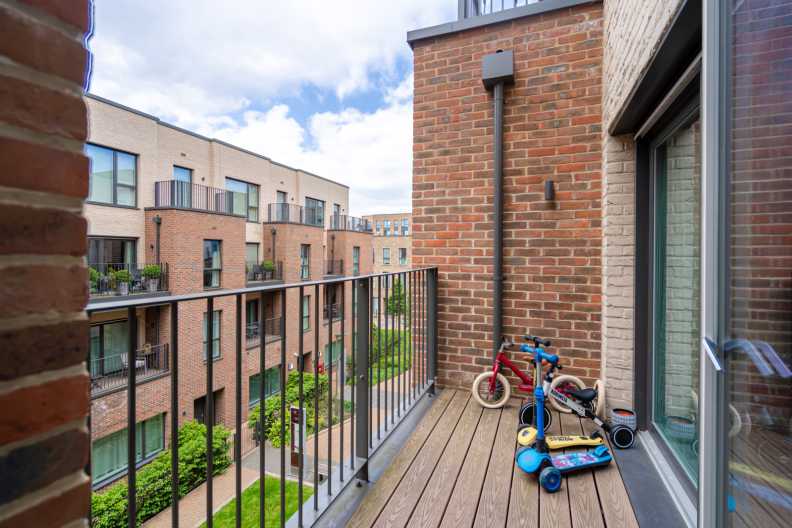 3 bedrooms apartments/flats for sale in Felar Walk, Colindale Gardens - NW9 view 8