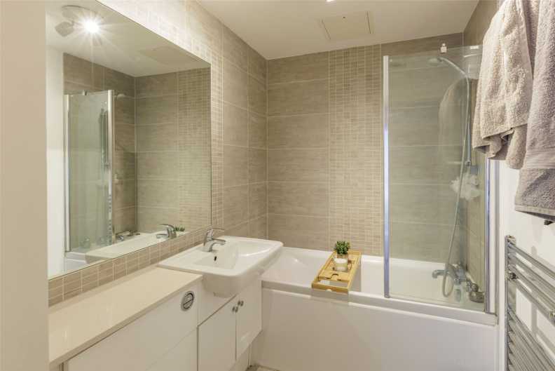 1 bedroom apartments/flats for sale in Boulevard Drive, Beaufort Park, Colindale - NW9 view 9