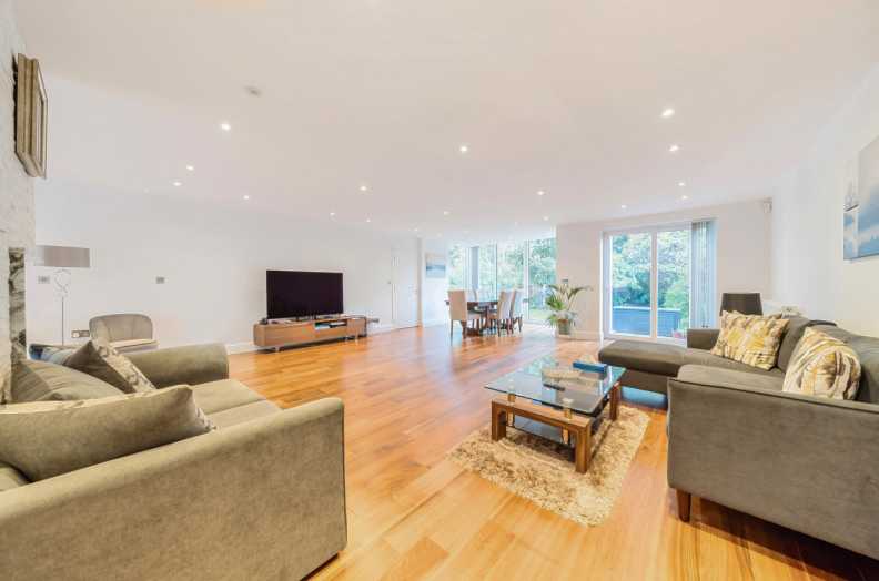 5 bedrooms houses to sale in Corringway, Ealing-image 1