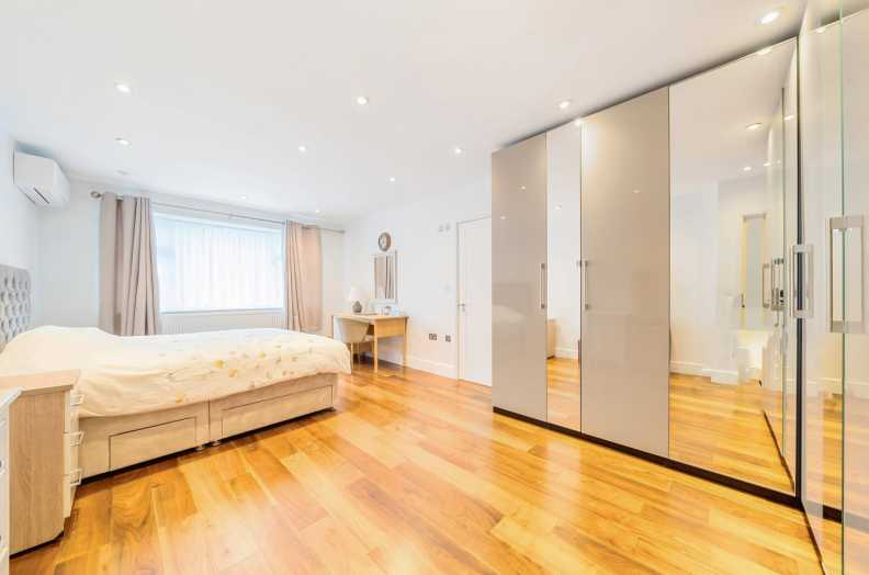 5 bedroom house for Sale in Corringway, Ealing, W5, London