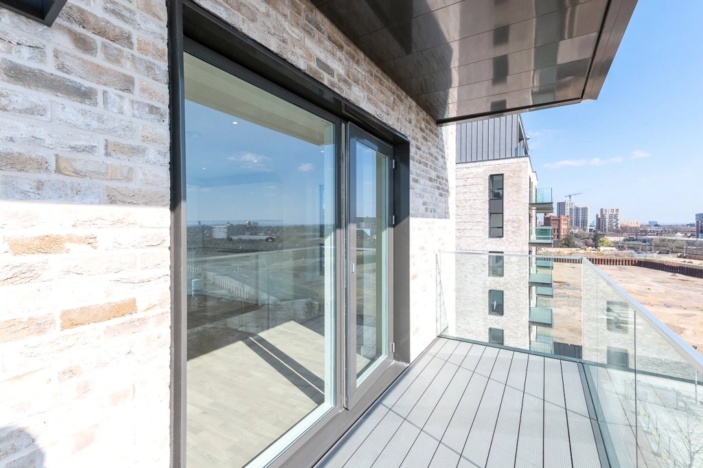 2 bedrooms apartments/flats for sale in Greenleaf Walk, Southall - UB1 view 9