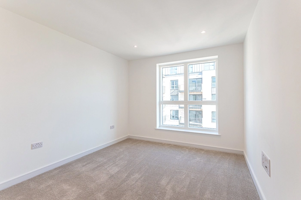 2 bedrooms apartments/flats for sale in Greenleaf Walk, Southall - UB1 view 5