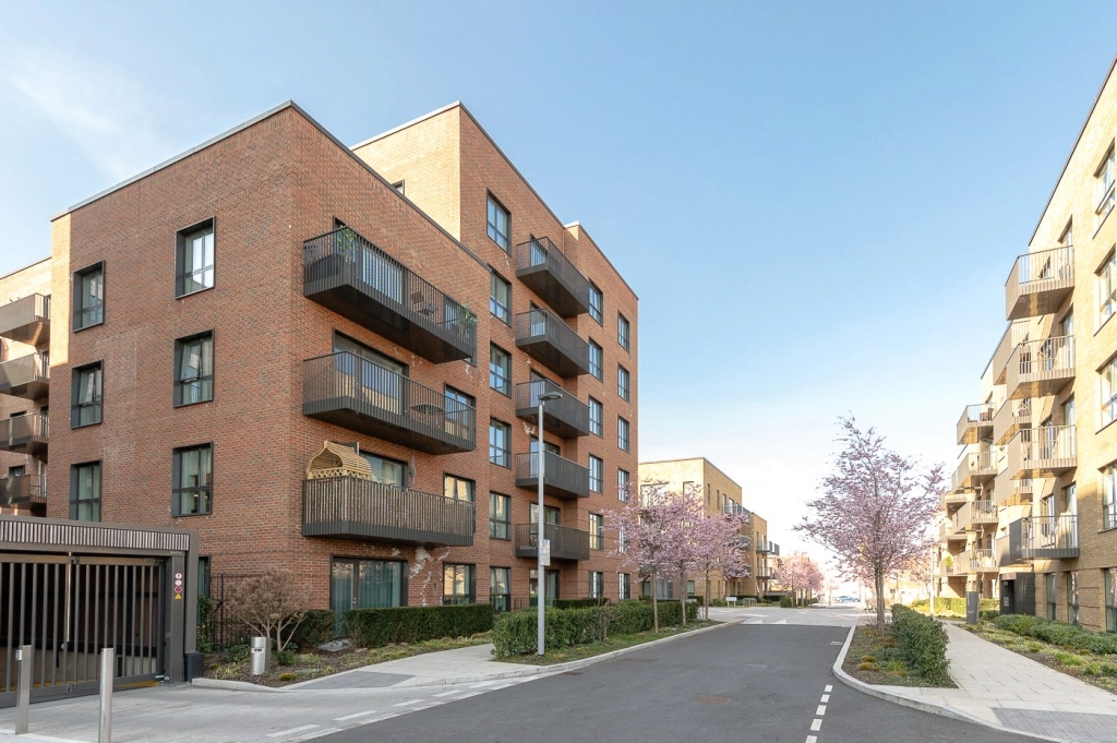 2 bedrooms apartments/flats for sale in Greenleaf Walk, Southall - UB1 view 16