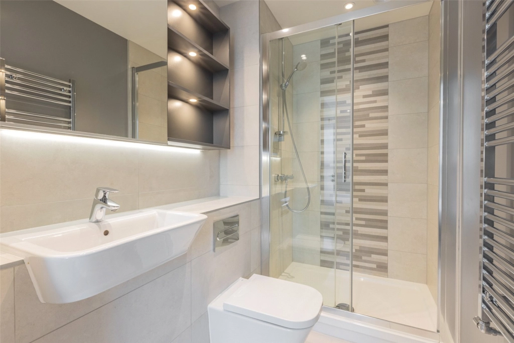 2 bedrooms apartments/flats for sale in Greenleaf Walk, Southall - UB1 view 15