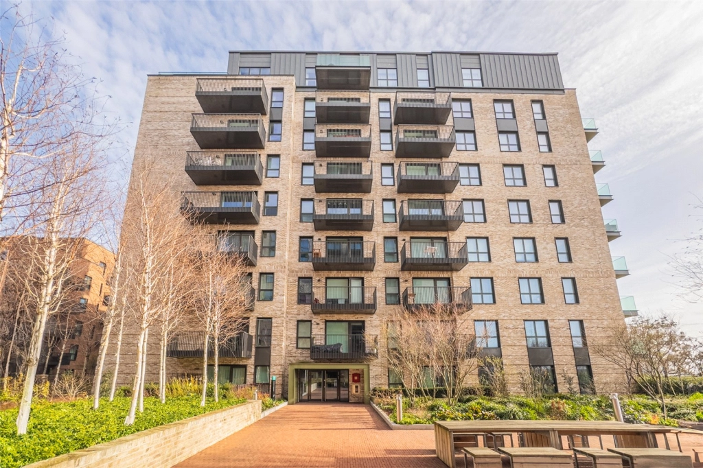 2 bedrooms apartments/flats for sale in Greenleaf Walk, Southall - UB1 view 6