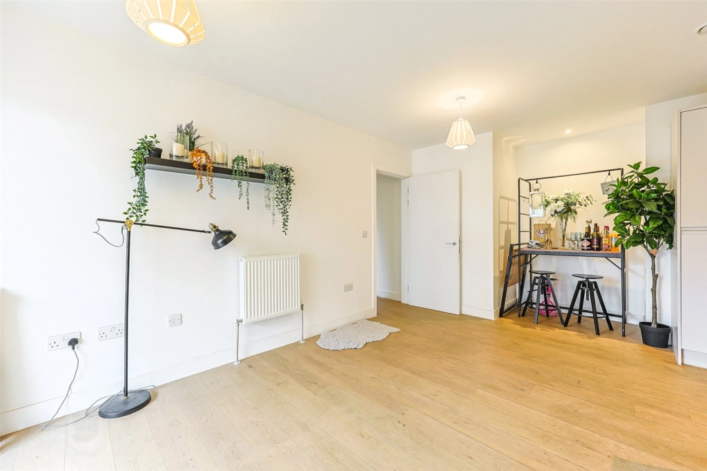 2 bedrooms apartments/flats for sale in Grove Park, Colindale - NW9 view 3