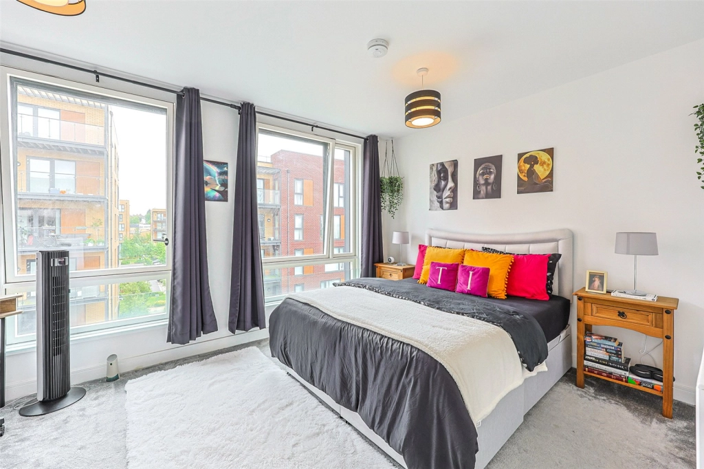 2 bedrooms apartments/flats for sale in Grove Park, Colindale - NW9 view 8