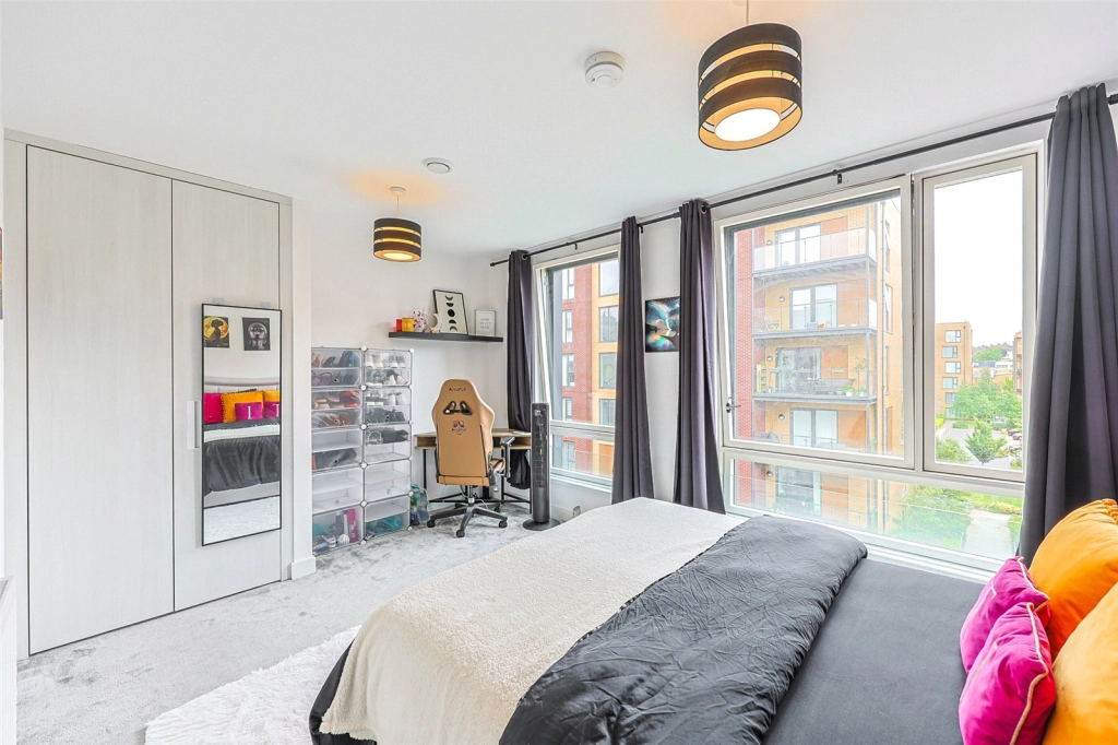 2 bedrooms apartments/flats for sale in Grove Park, Colindale - NW9 view 9