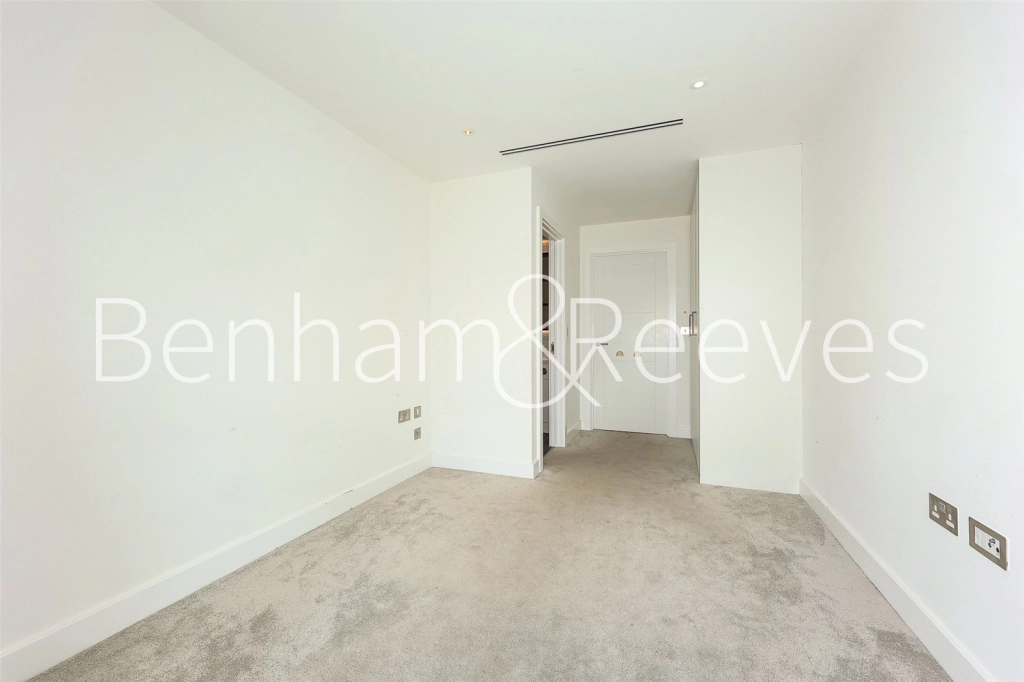 3 bedrooms apartments/flats for sale in Beaufort Square, London - NW9 view 7