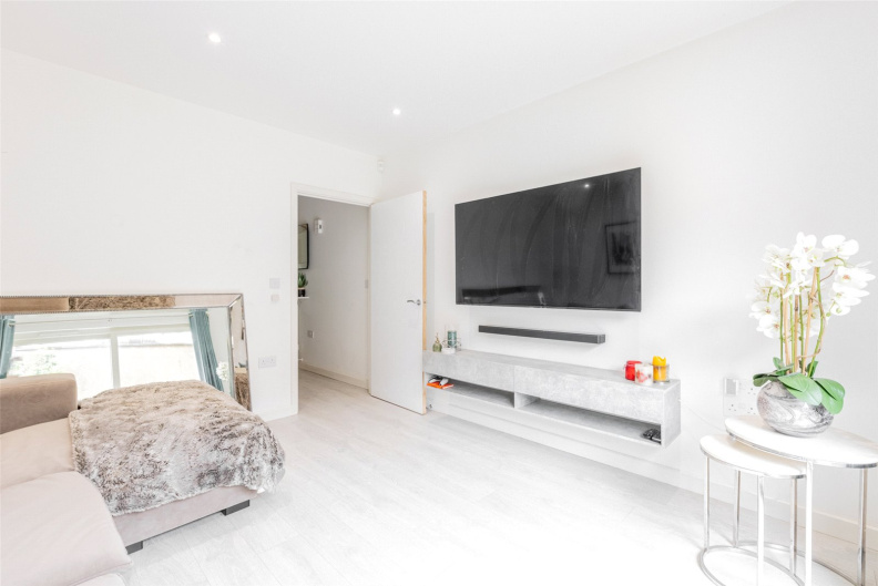 2 bedroom flat for Sale in Perryfield Way, Hendon, NW9, London