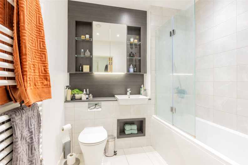 2 bedroom flat for Sale in Perryfield Way, Hendon, NW9, London