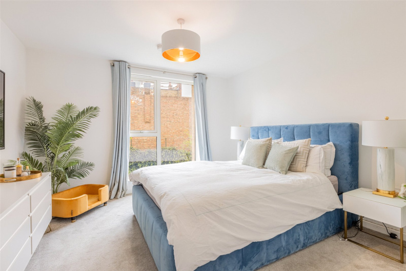 2 bedroom flat for Sale in Perryfield Way, Hendon, NW9, London