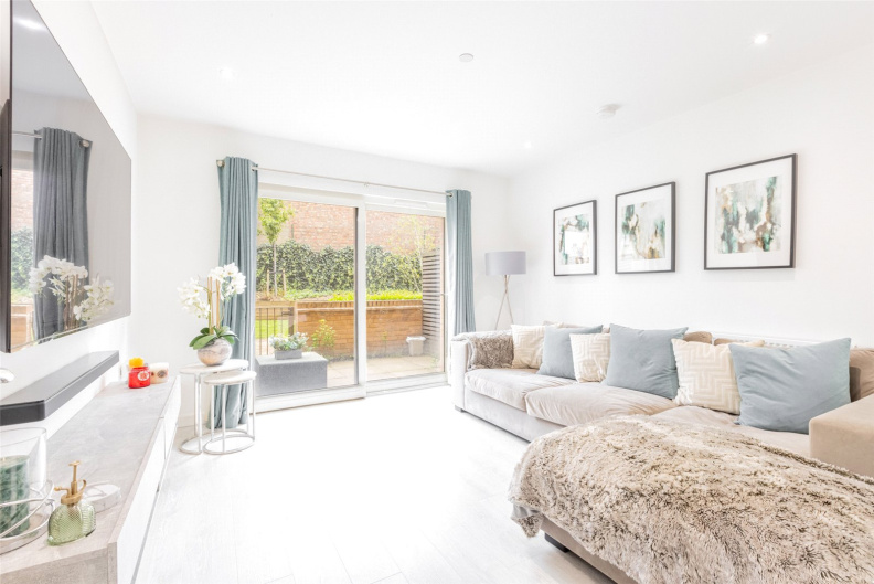 2 bedroom flat for Sale in Perryfield Way, Hendon, NW9, London