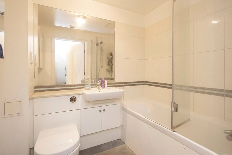 2 bedrooms apartments/flats to sale in Heritage Avenue, Beaufort Park-image 5