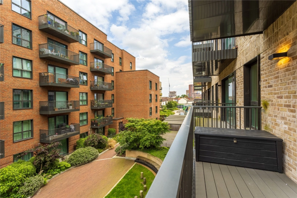 Studio apartments/flats for sale in Greenleaf Walk, Southall - UB1 view 6